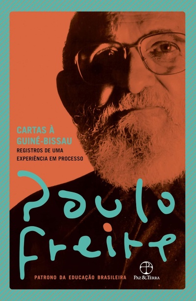 Capa de livro com foto de homem idoso e texto sobre educação