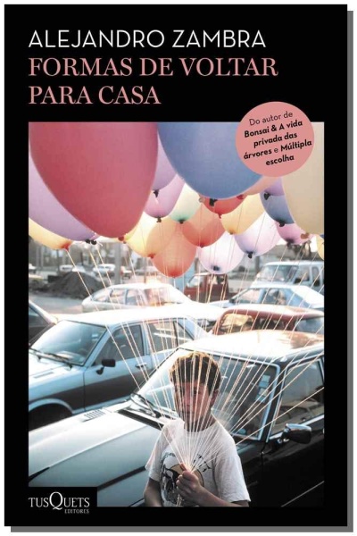 Capa do livro Formas de Voltar para Casa de Alejandro Zambra com imagem de rapaz a segurar balões e carros ao fundo