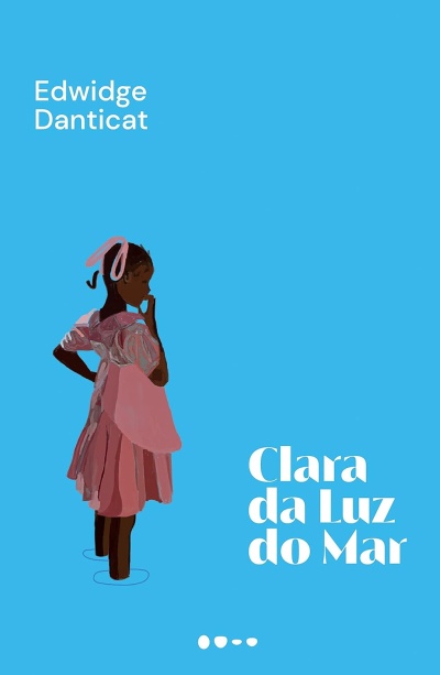 Capa de livro com fundo azul, menina em vestido rosa e texto branco