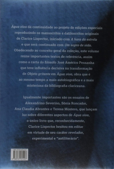 Parte traseira de livro azul escuro com texto branco sobre manuscritos de Clarice Lispector e ensaios