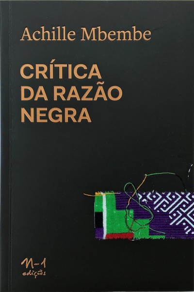 Capa de livro preta com título e autor em letras castanhas e faixa de tecido colorido