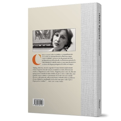 Contra-capa de livro com fotografia a preto e branco e texto em português