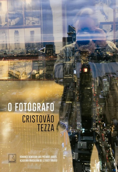 Capa de livro com título O FOTÓGRAFO de CRISTOVÃO TEZZA com fundo urbano noturno e reflexo de fotógrafo
