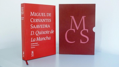 Livro D. Quixote de La Mancha com capa vermelha e caixa escura com letras MCS