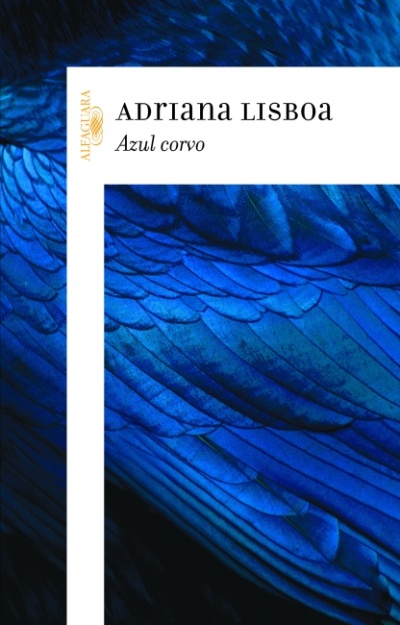 Capa de livro com penas azuis e texto Azul corvo de Adriana Lisboa