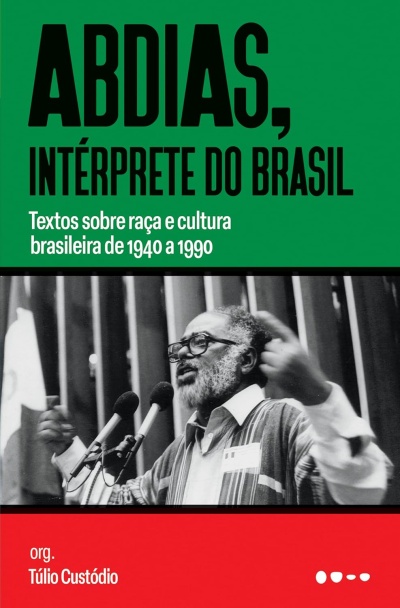 Capa de livro com título ABDÍAS, INTÉRPRETE DO BRASIL, texto sobre raça e cultura, e foto em preto e branco de homem a falar ao microfone.