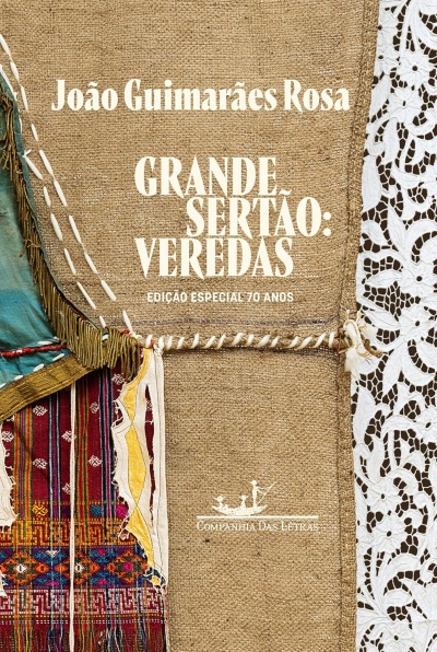 Capa de livro com tecido rústico e aplicações coloridas junto a renda branca