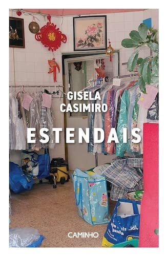 Loja com roupas em cabides protegidas por sacos transparentes e decoração na parede