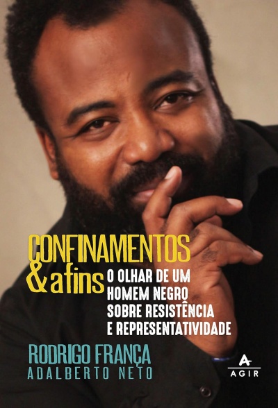 Capa de livro com homem negro e texto em cores amarelo, branco e azul sobre fundo neutro.
