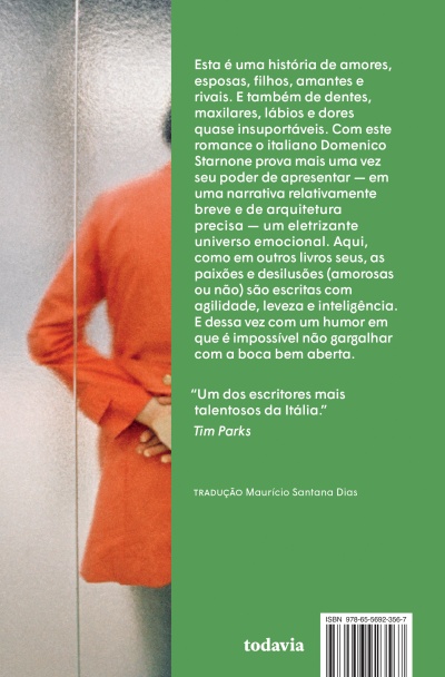 Parte traseira do livro com texto em português, capa verde e metade de uma pessoa com casaco vermelho desfocada
