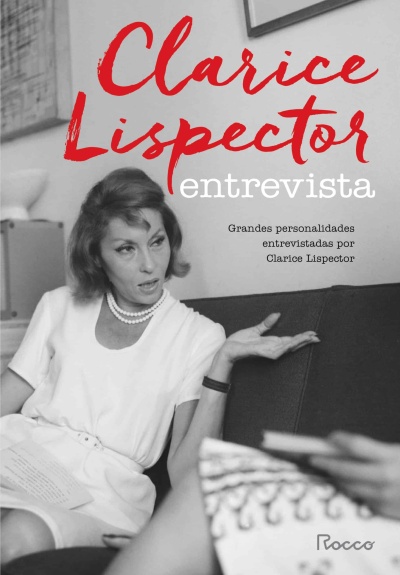 Mulher sentada com vestido branco e colar de pérolas em sofá com texto da entrevista de Clarice Lispector.