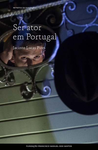 Capa de livro com rosto de homem refletido num espelho e texto em branco sobre fundo escuro