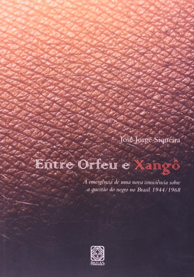 Capa de livro com textura de pele castanha e título Entre Orfeu e Xangô