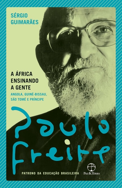 Capa de livro com fotografia sépia de homem idoso de barba e óculos e texto azul e preto