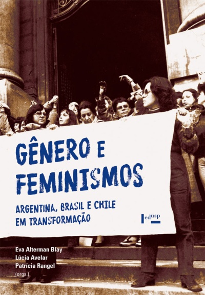 Capa de livro com fotografia sépia de pessoas segurando cartaz sobre gênero e feminismos