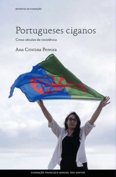 Capa de livro com mulher segurando bandeira colorida e texto do título