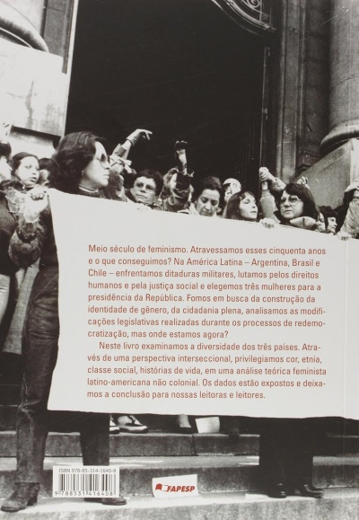 Mulheres numa manifestação segurando cartaz com texto sobre feminismo e direitos humanos em português.