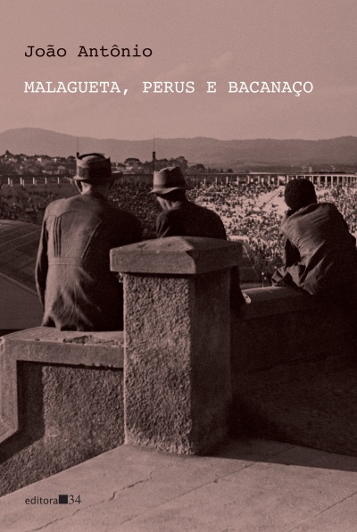 Capa do livro Malagueta, Perus e Bacanaço com homens sentados num muro e estádio ao fundo