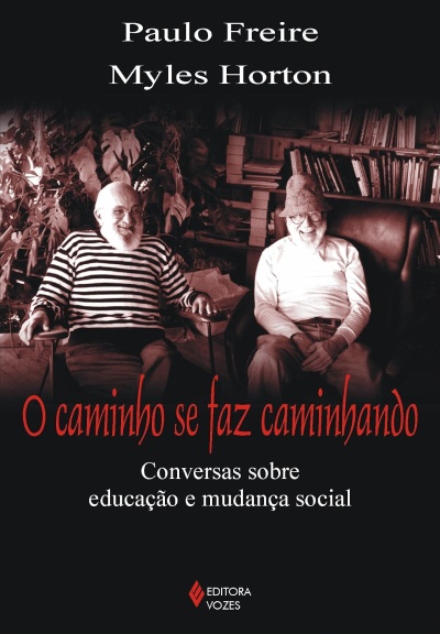 Capa de livro com foto sépia de dois homens idosos sentados e texto em português.