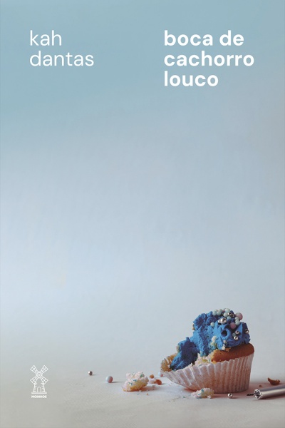 Cupcake com cobertura azul e pérolas prateadas em fundo azul claro com texto