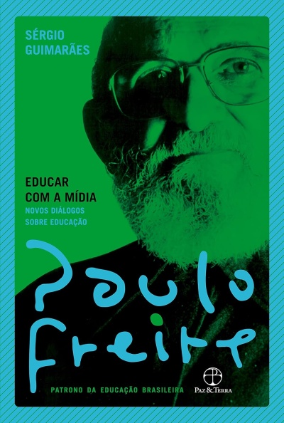 Capa de livro verde com foto de homem e textos em azul e preto sobre educação