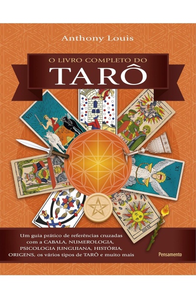 Capa de livro O Livro Completo do Tarô com cartas de tarô, espada, cálice, vela e símbolos esotéricos