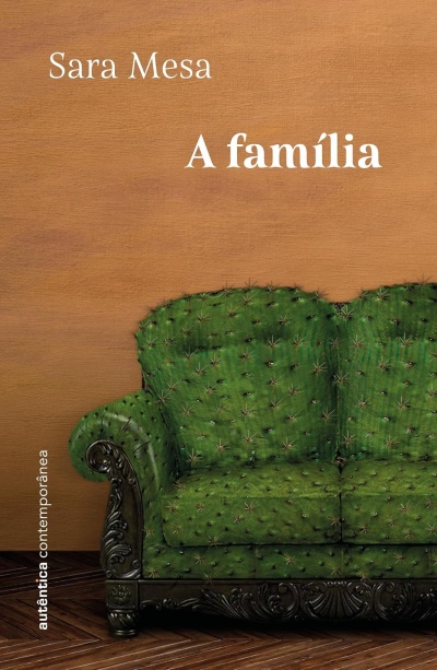 Capa do livro A família de Sara Mesa com sofá verde espinhoso e fundo castanho