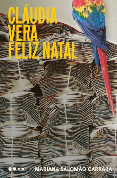 Capa de livro com jornais amarrados e arara colorida com texto em amarelo e branco