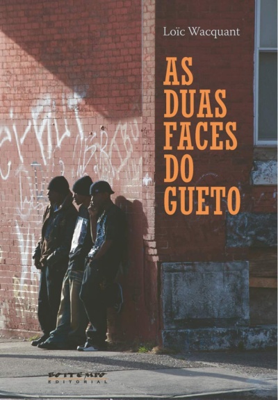 Capa do livro As Duas Faces do Gueto com título em letras laranja na parede e três homens encostados numa parede de tijolos vermelhos com graffiti.