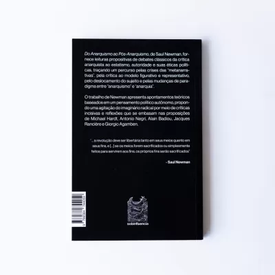 Livro com capa preta e texto branco, ao fundo branco.