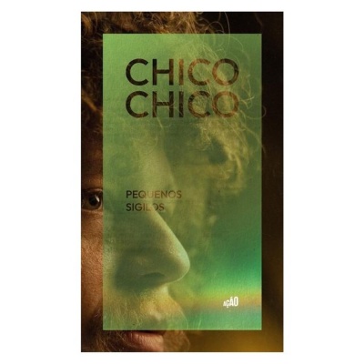 Capa de livro verde com título e rosto masculino de perfil ao fundo