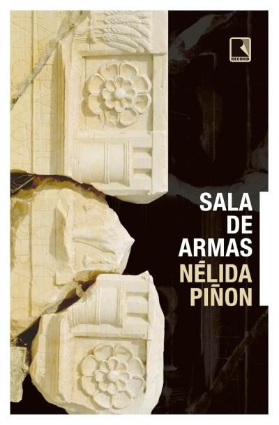 Capa de livro com fragmentos de pedra esculpida e texto SALA DE ARMAS NÉLIDA PIÑON