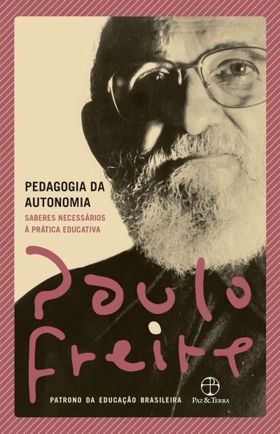 Capa de livro Pedagogia da Autonomia com foto de homem e texto Paulo Freire