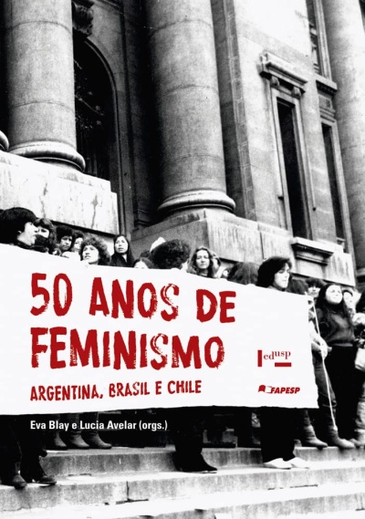 Capa de livro 50 ANOS DE FEMINISMO ARGENTINA, BRASIL E CHILE com fotografia de protesto em escadaria