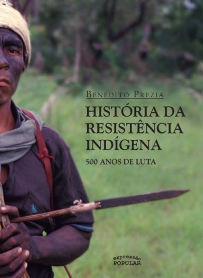 Capa do livro História da Resistência Indígena com pessoa indígena e lança