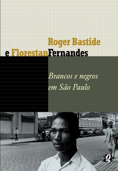 Capa do livro Brancos e negros em São Paulo com fotografia em preto e branco de homem numa rua