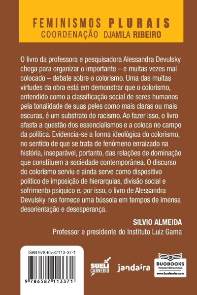 Contracapa de livro com texto em português, código de barras e logotipos de editoras