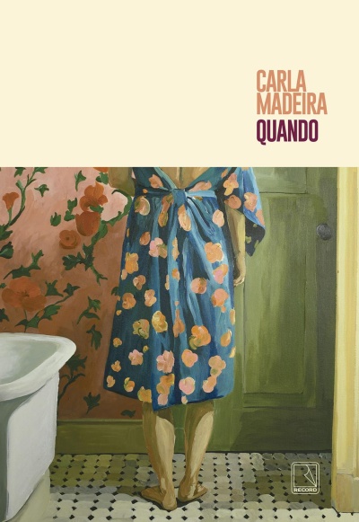 Capa do livro Quando com mulher de pijama azul e flores em ambiente interior