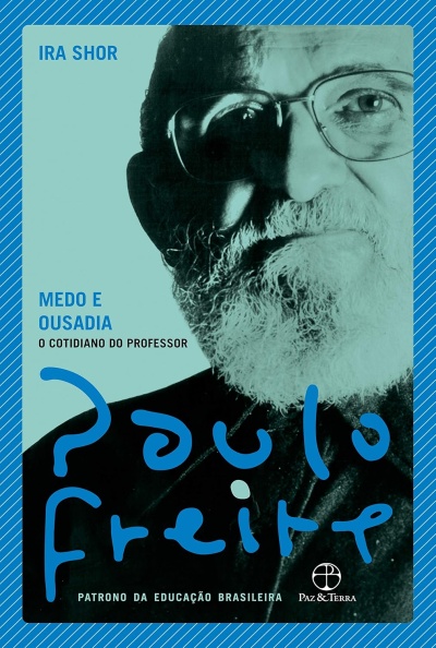 Capa de livro com foto de homem com barba e óculos e texto em azul e preto