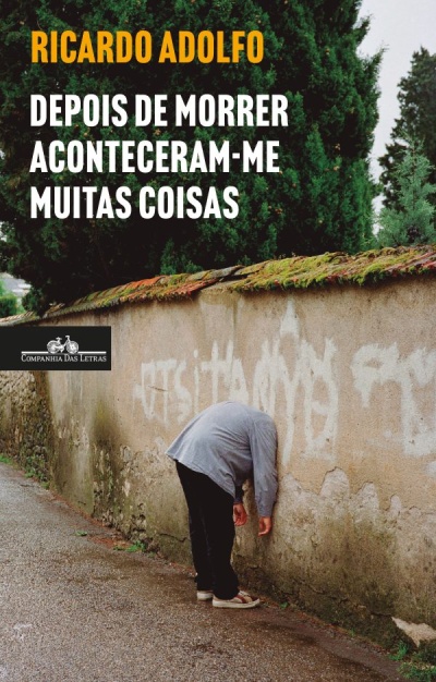 Capa do livro com pessoa encostada a muro com grafitis, texto em amarelo e branco sobre o muro