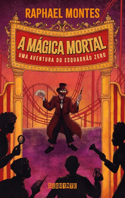 Capa de livro com mágico na frente e pessoas a assistir em parque de diversões.