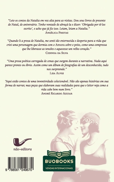 Verso de um livro com textos de depoimentos, logotipos da editora e Buobooks, código de barras e imagem de duas mulheres vintage