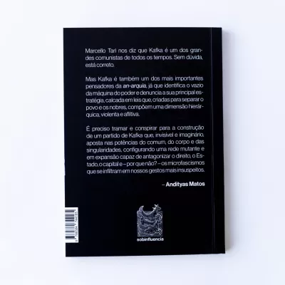 Capa traseira de livro preta com texto em branco e logotipo sobinfluencia