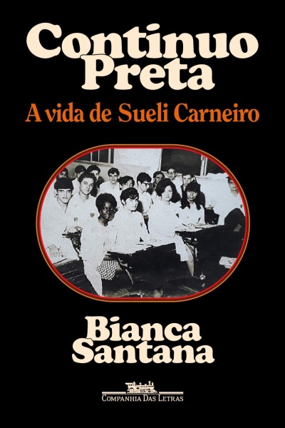 Capa de livro Continou Preta A vida de Sueli Carneiro de Bianca Santana com fotografia a preto e branco de sala de aula
