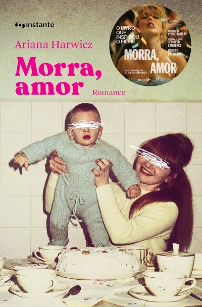 Capa do livro Morra, amor de Ariana Harwicz com imagem de mulher a segurar bebé e selo promocional do filme inspirado no livro.