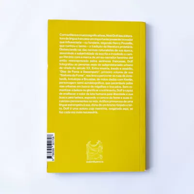 Contracapa de livro amarelo com texto branco, código de barras e logótipo da editora