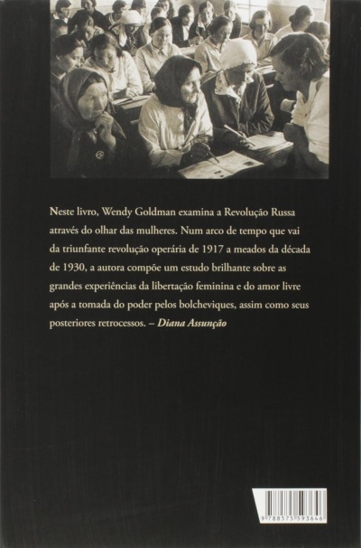 Capa traseira de livro com texto e fotografia a preto e branco de mulheres a escreverem em sala de aula