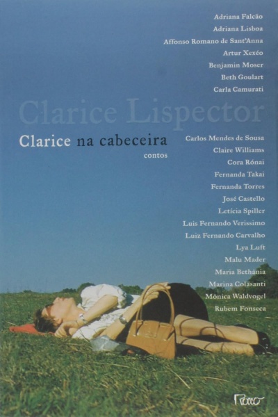 Capa de livro Clarice na cabeceira com pessoa deitada na relva e texto em azul.