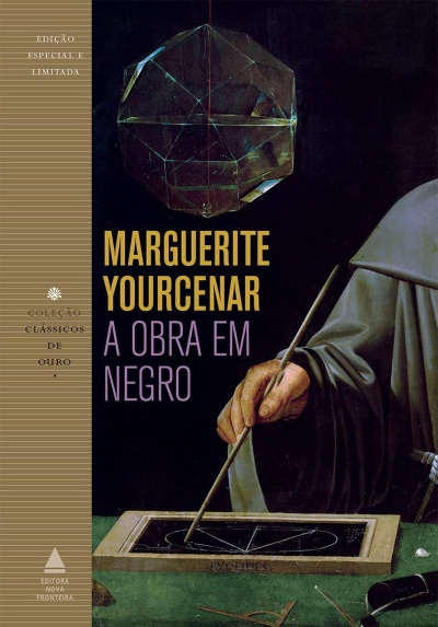Capa de livro A Obra em Negro de Marguerite Yourcenar com imagem de mão e poliedro