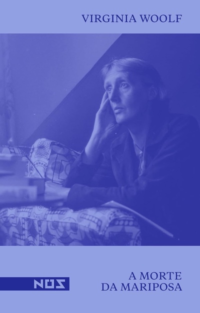 Capa do livro A Morte da Mariposa de Virginia Woolf, fundo azul, foto de mulher sentada num sofá com padrão